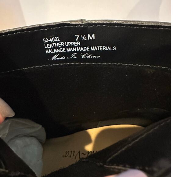 Bella Vita Women's Wilma Stacked Heel Leather Ankle Boot Black Size 7.5 NWOB - Picture 8 of 8